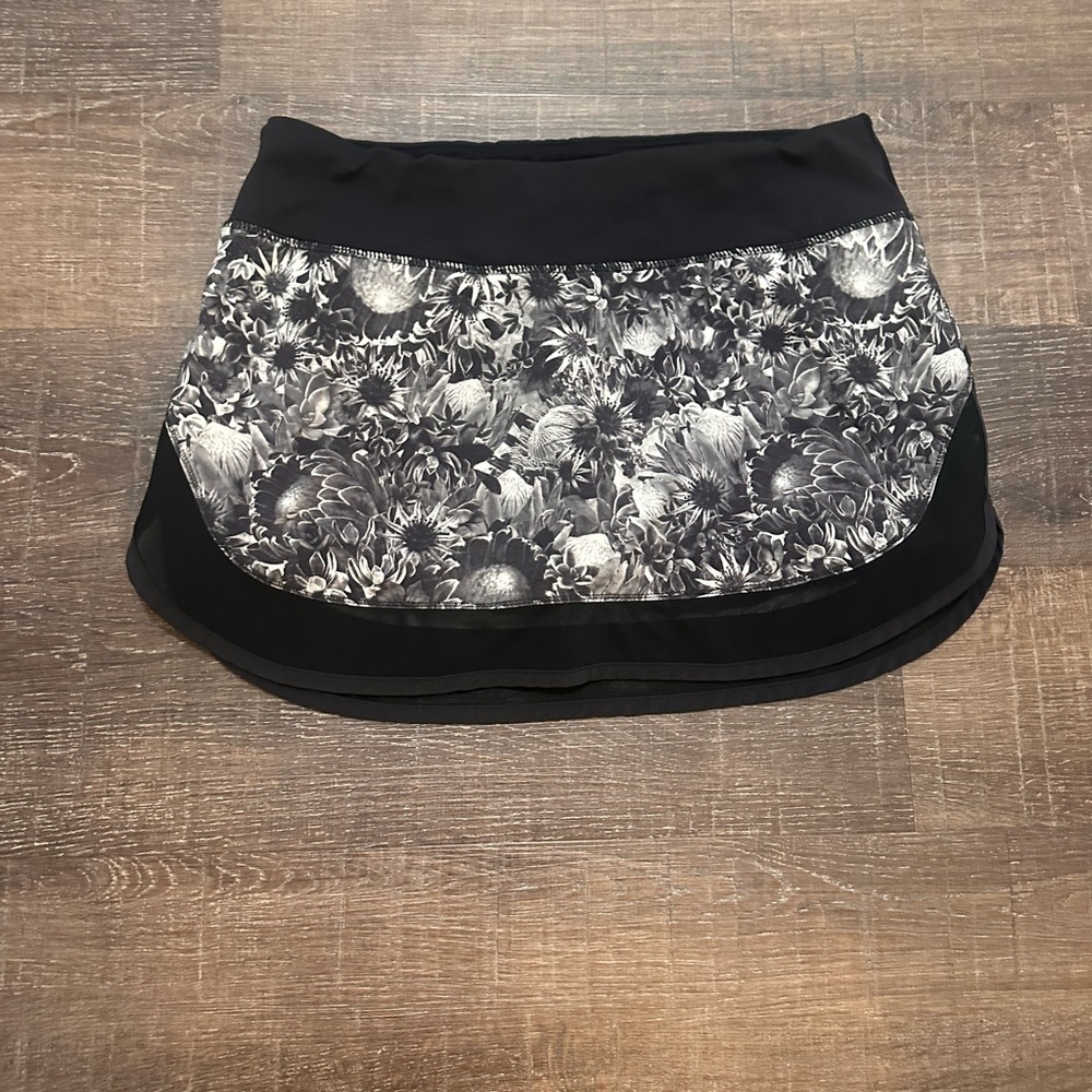 Lululemon Hotty Hot Skirt Flowabunga Black Angel Wing 4-Way Stretch Size 6